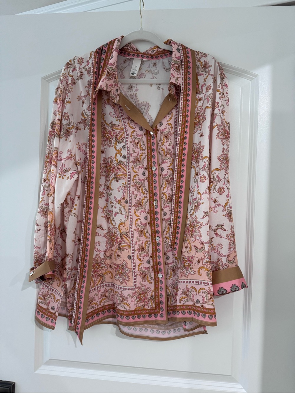H&M women’s Pink Paisley Button-Front Blouse. Size large